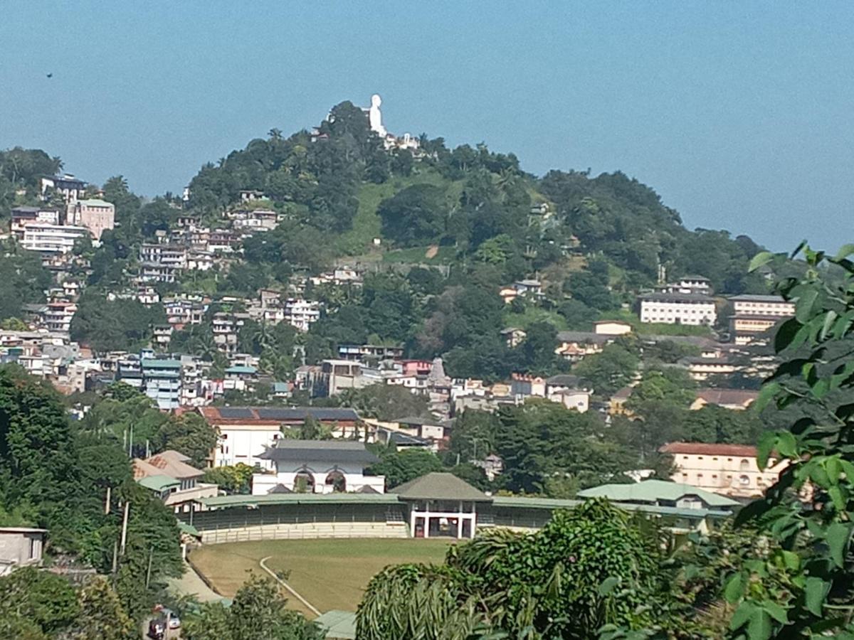 Kelum Homestay Kandy Bagian luar foto