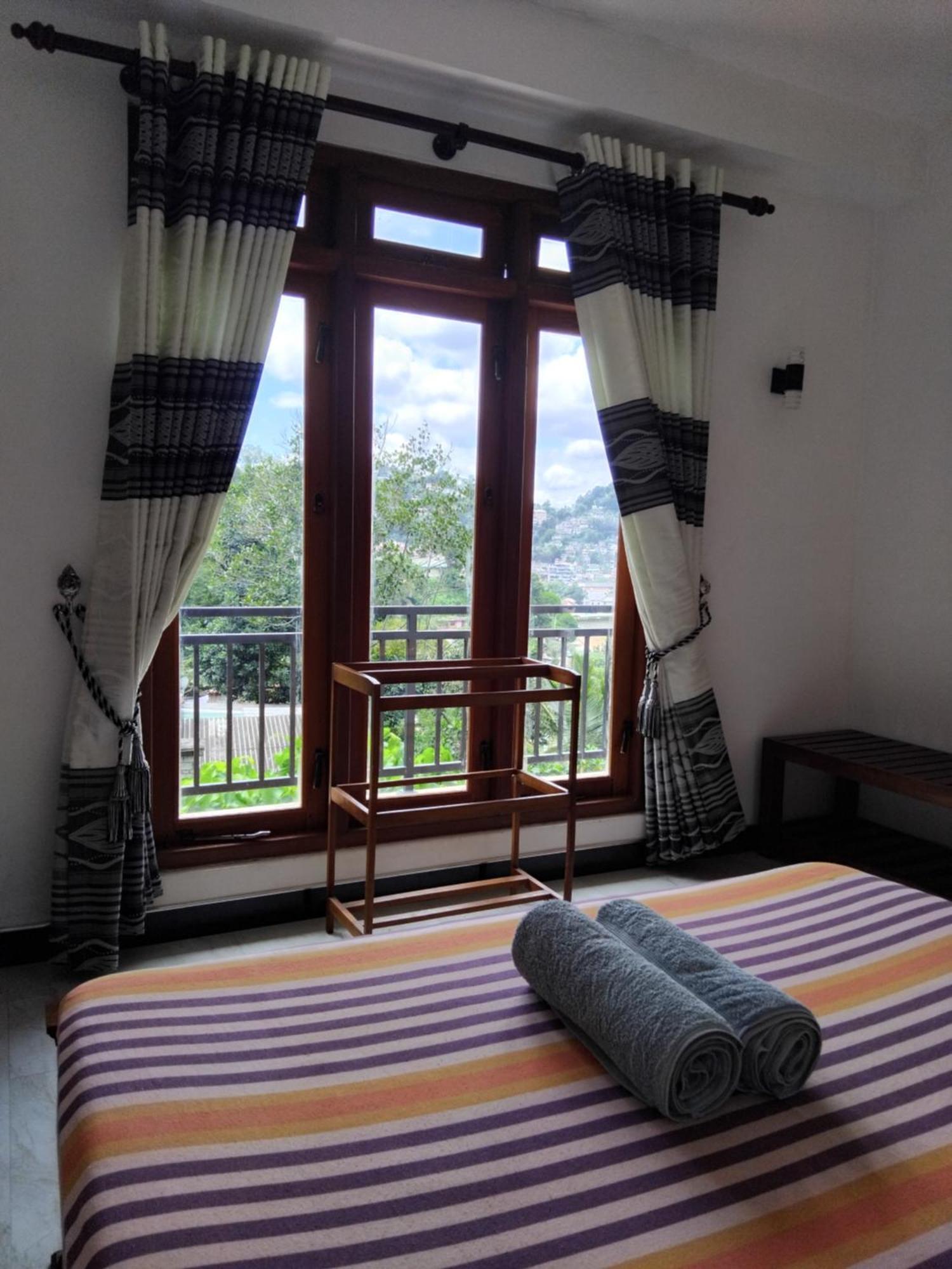 Kelum Homestay Kandy Bagian luar foto