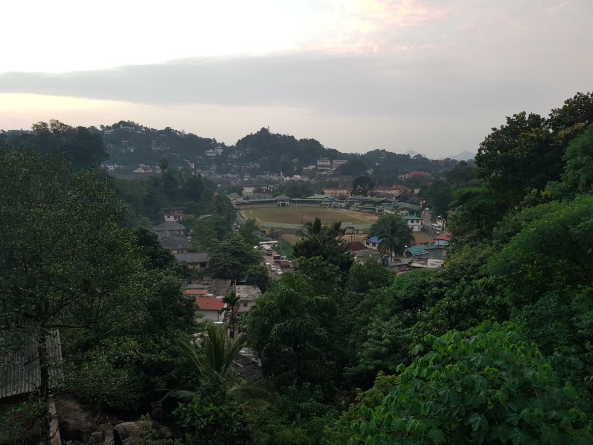 Kelum Homestay Kandy Bagian luar foto