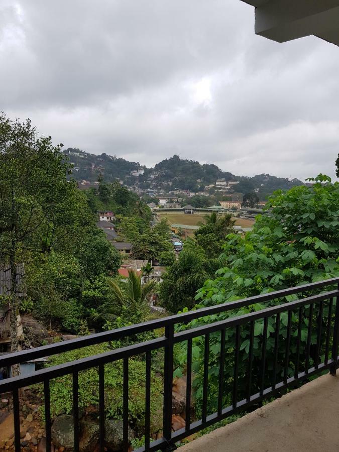 Kelum Homestay Kandy Bagian luar foto